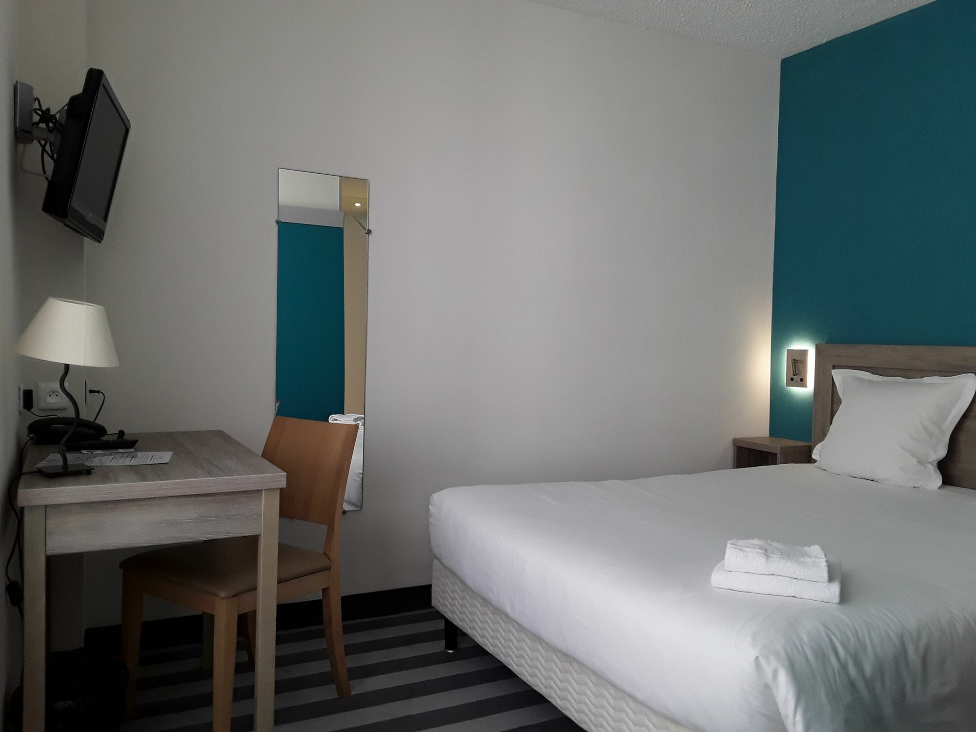 Logis Hotel De L'Europe Поатие Екстериор снимка