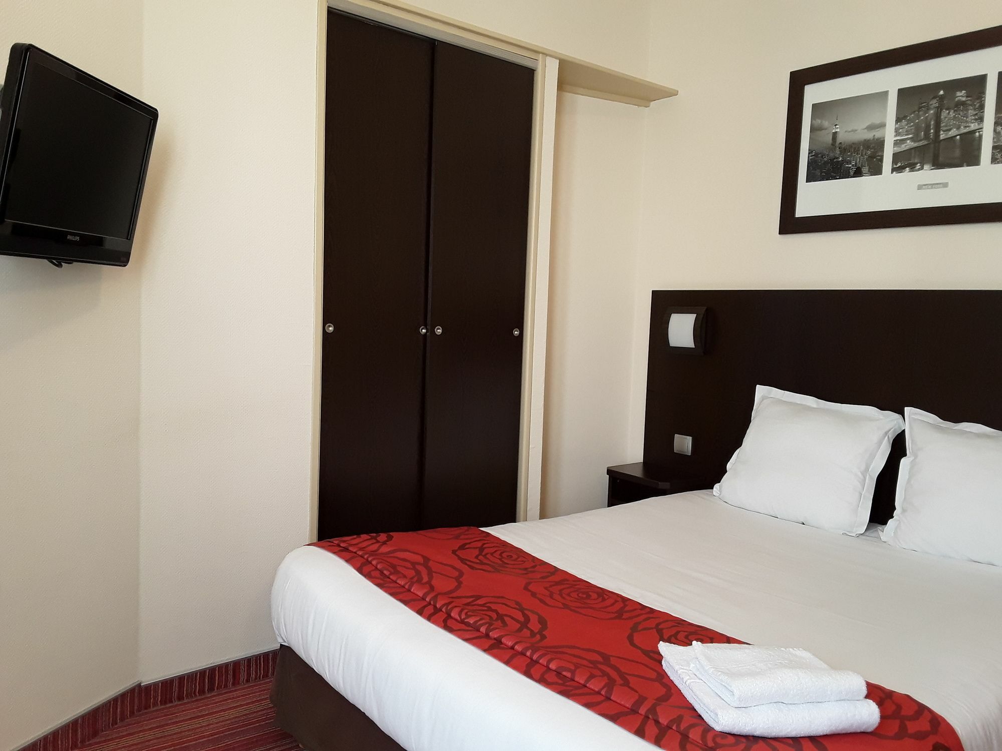 Logis Hotel De L'Europe Поатие Екстериор снимка