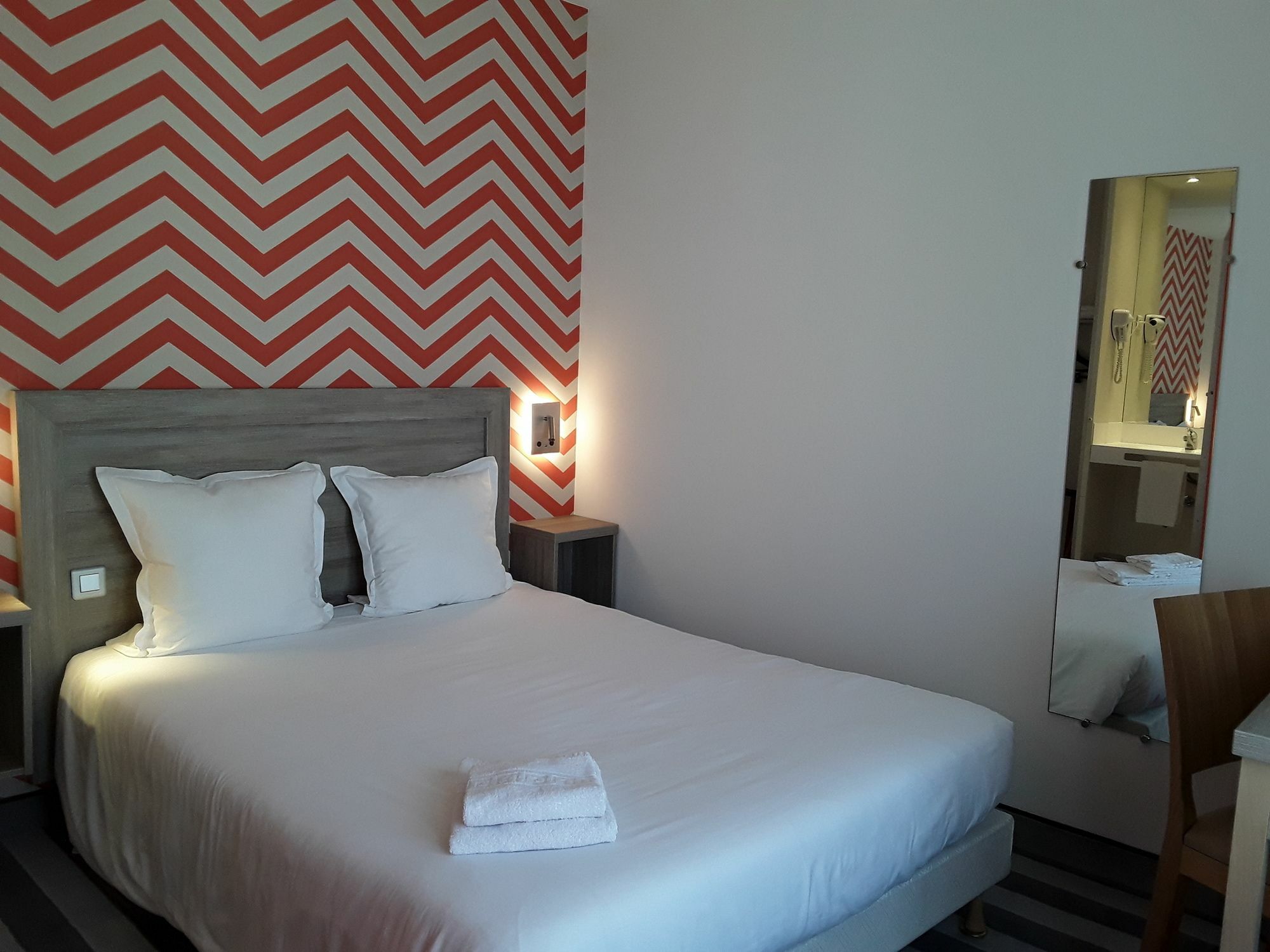 Logis Hotel De L'Europe Поатие Екстериор снимка
